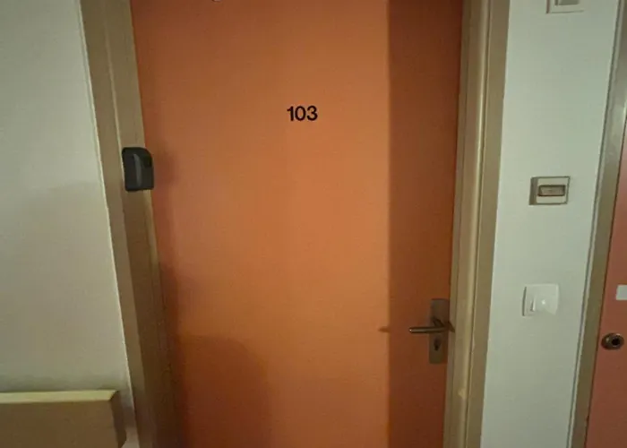 Climatise Avec Parking Securisee Ажен